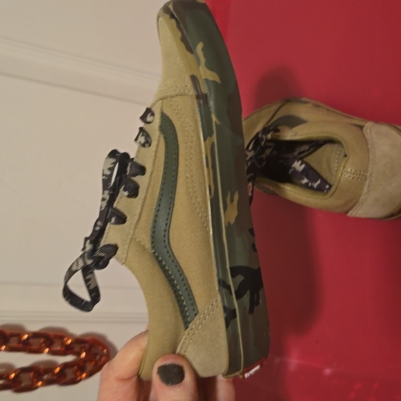 Vans - Picture 6 of 8